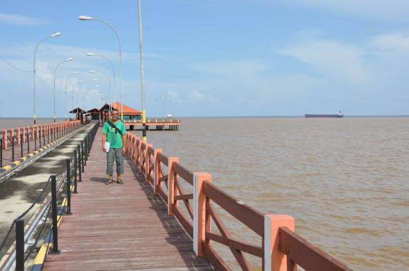 Longo pier sobre o rio Amazonas, em Macapá - AP